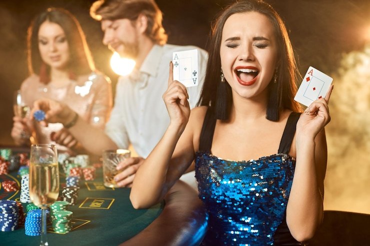 Studio langsung Ikan Hoki di gangsing77 menampilkan dealer profesional dan meja blackjack dengan pencahayaan studio